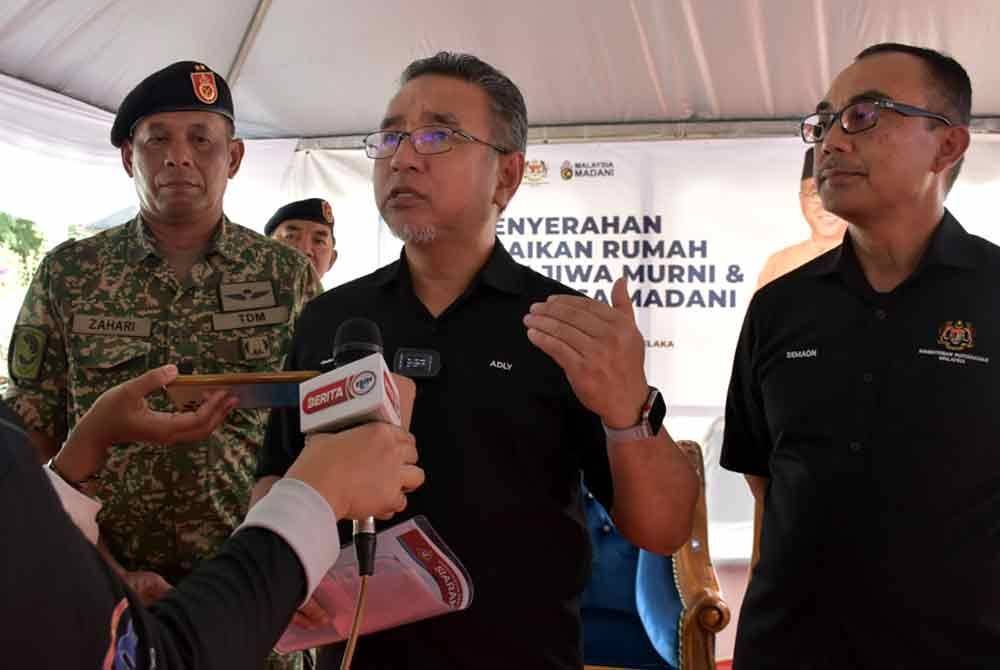 Adly Zahari (tengah) pada sidang akhbar selepas Majlis Penyerahan Projek Jiwa Murni Peringkat Melaka di sini hari ini. - Foto: Bernama