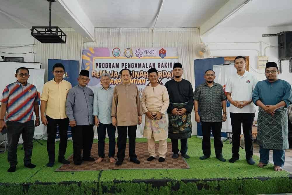 Ahmad (tengah) pada program Pengamalan Sakinah Daerah Pontian di Pekan Nanas pada Sabtu.