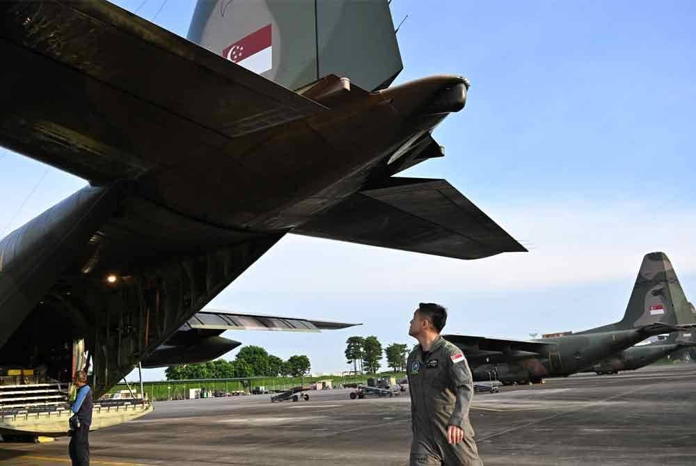 Seorang kakitangan Tentera Udara Republik Singapura menjalankan pemeriksaan pra-penerbangan sebagai persediaan untuk misi Bantuan Kemanusiaan dan Bantuan Bencana ke Filipina berikutan serangan Ribut Tropika Teruk Kristine. Foto: Kementerian Pertahanan, Singapura (MINDEF)/Facebook