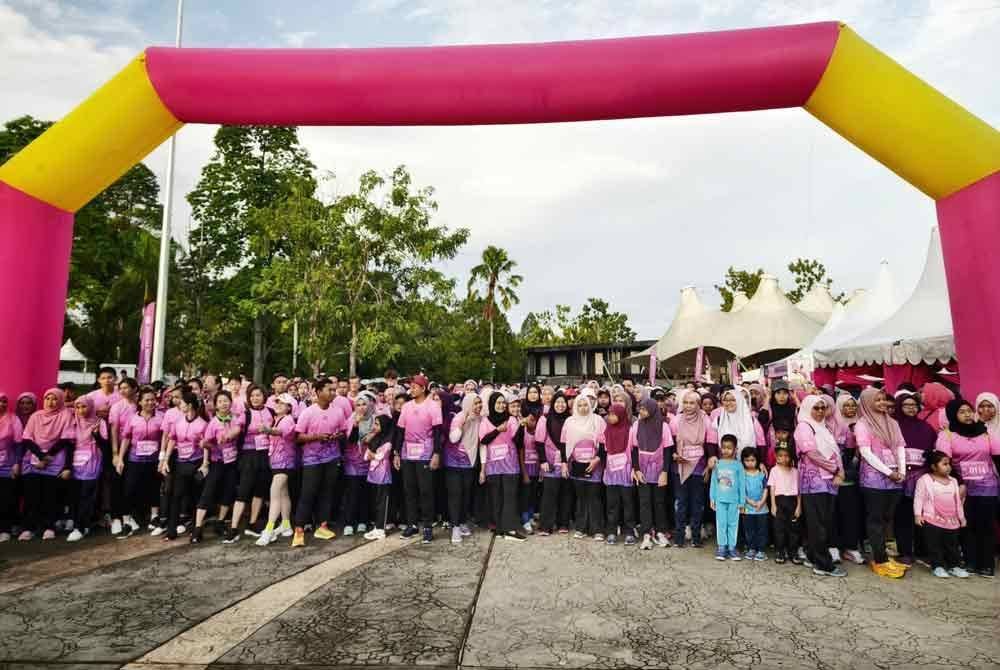 Peserta pelbagai lapisan umur menunggu untuk dilepaskan di garisan permulaan bagi acara larian santai 5KM di sini pada Sabtu