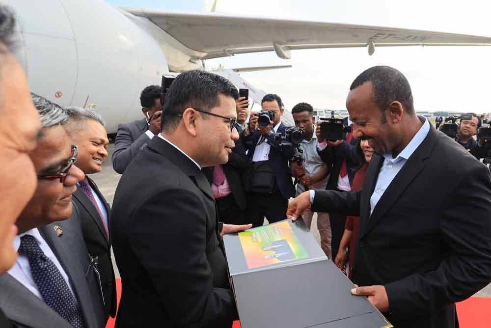 Dr Abiy Ahmed Ali menerima cenderahati daripada Akmal Nasrullah sebaik tiba di Kompleks Bunga Raya selepas menamatkan lawatan rasmi dua hari ke Malaysia hari ini. - Foto: Bernama