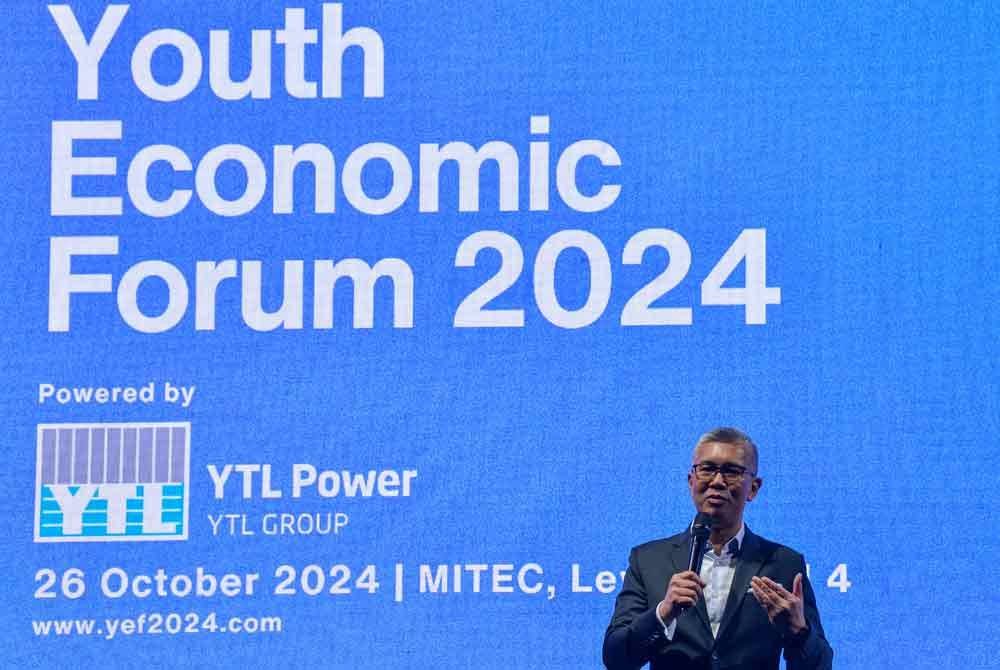 Tengku Zafrul menyampaikan ucapan penutupan pada Forum Ekonomi Belia 2024 di Pusat Pameran dan Perdagangan Antarabangsa Malaysia (MITEC) hari ini. - Foto: Bernama