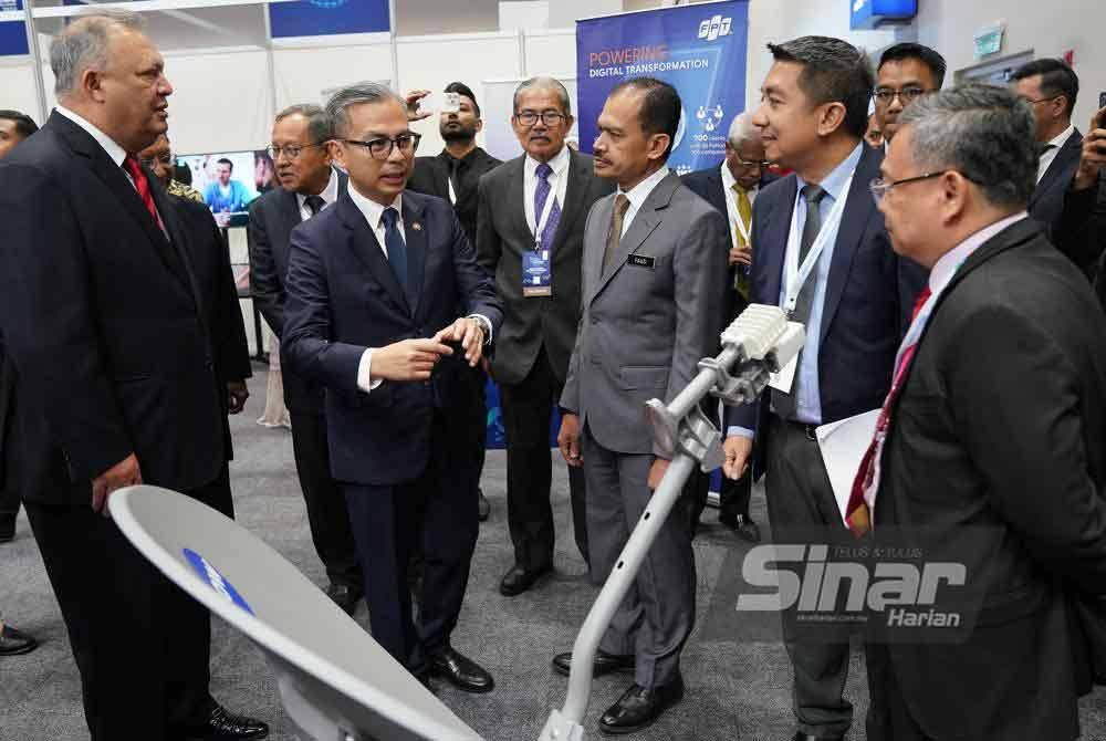 Fahmi melawat reruai pameran pada Malaysia International Healthcare (MIH) Megatrends 2024 yang diadakan di Pusat Konvensyen Kuala Lumpur (KLCC) pada Sabtu. FOTO: Sinar Harian-ROSLI TALIB