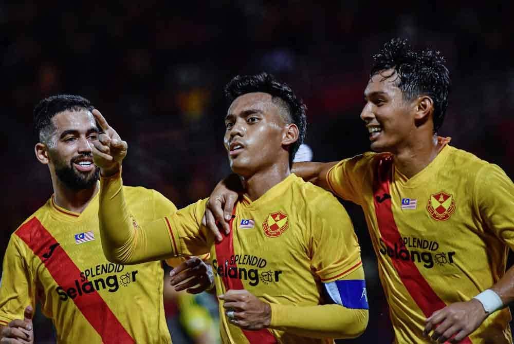 Harith Haiqal (tengah) meraikan jaringan gol bersama rakan sepasukan pada perlawanan ACL2 menentang Jeonbuk Hyundai Motors FC di Stadium MBPJ.