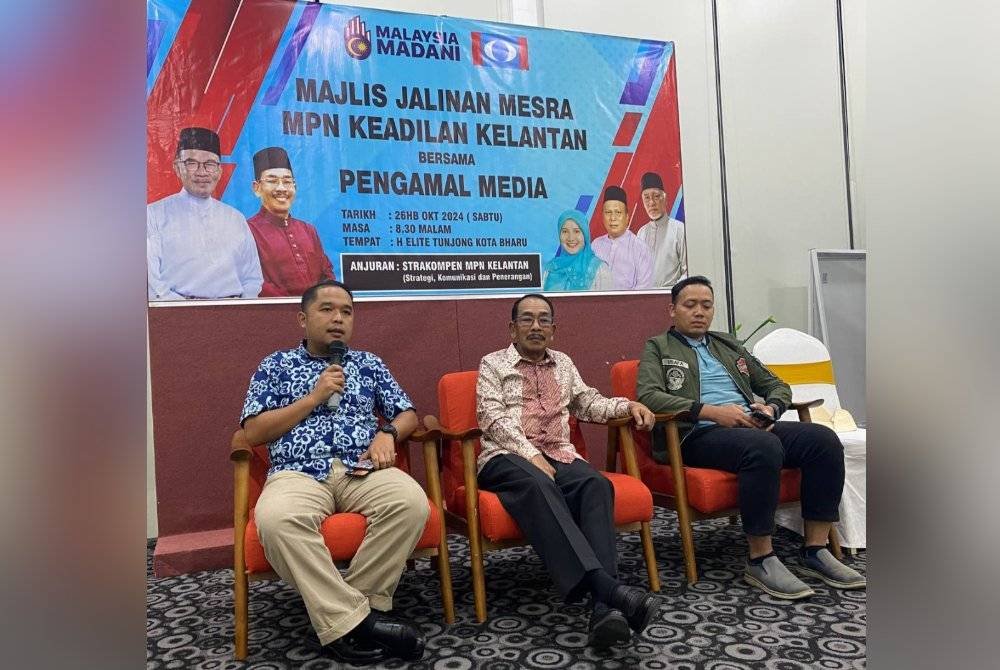 Mohamad Suparadi (tengah) bersama pengamal media Kelantan semasa Majlis Jalinan Mesra Antara Majlis Pimpinan Negeri (MPN) Keadilan Kelantan dengan pengamal media negeri ini di Kota Bharu pada malam Sabtu.