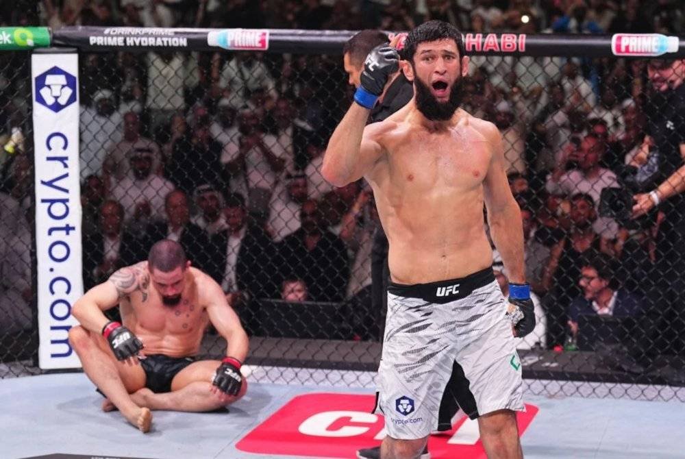 Khamzat (kanan) mengalahkan bekas juara middleweight, Robert Whittaker seawal pusingan pertama di UFC 308. Foto Agensi