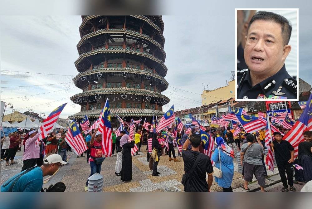 Dianggarkan lebih 300 orang berkumpul di Dataran Menara Condong Teluk Intan susulan tular kes pengibaran bendera negara China dalam sambutan Guan Gong Sedunia, Khamis lalu. Gambar kecil: Azizi