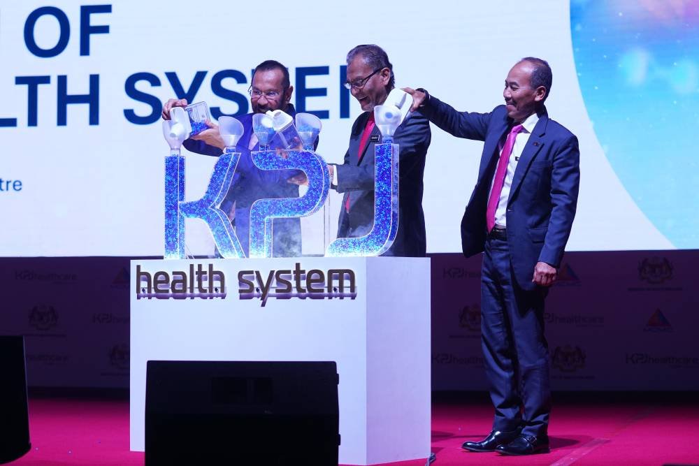 Menteri Kesihatan, Datuk Seri Dr Dzulkefly Ahmad (tengah) Pengerusi KPJ Healthcare University, Presiden dan Ketua Eksekutif Johor Corporation, Datuk Syed Mohamed Syed Ibrahim (kiri) dan Pengerusi KPJ Healthcare, Tan Sri Dr Ismail Bakar (kanan) melakukan gimik pelancaran Sistem Kesihatan KPJ di Pusat Konvensyen Kuala Lumpur pada Sabtu. (Foto: SINAR HARIAN/MOHD HALIM ABDUL WAHID)