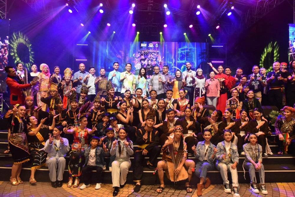 Barisan artis dan pengiat seni yang menyertai Rhythms Of Kinabalu 2024 (ROK 2024) selama tiga hari bertempat di Lintasan Deasoka, Kota Kinabalu Sabah.