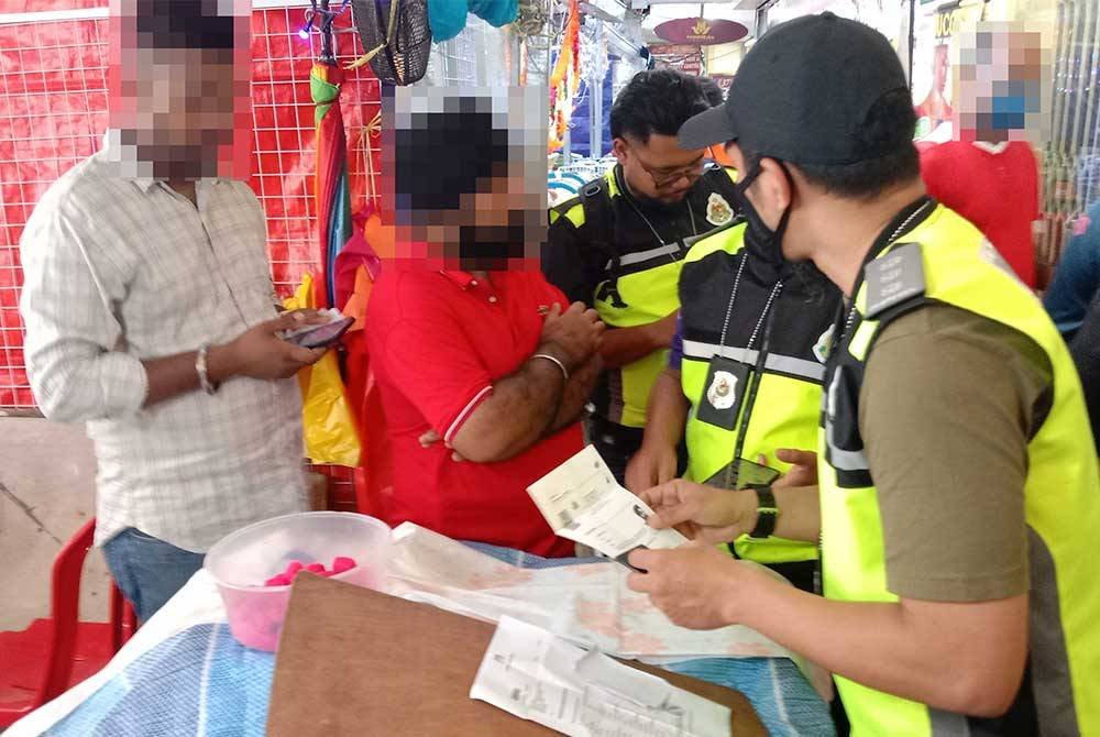 Antara individu warga asing yang diperiksa pegawai imigresen di kawasan Little India, Brickfields pada Ahad.