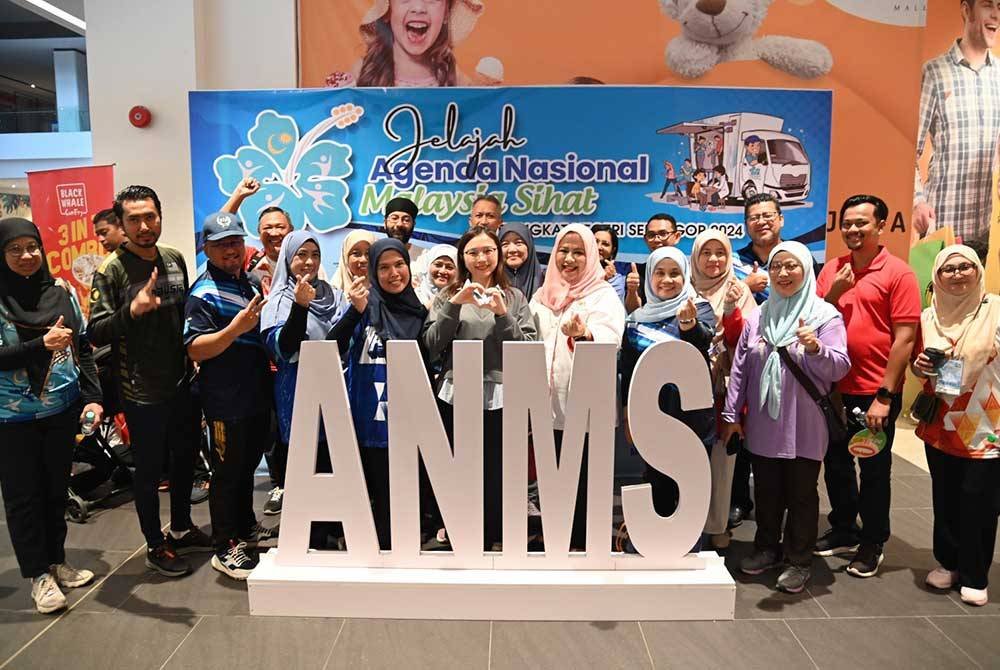 Jamaliah (enam dari kiri) pada Jelajah Agenda Nasional Malaysia Sihat (ANMS) peringkat Selangor di KSL Esplanade Mall pada Ahad.