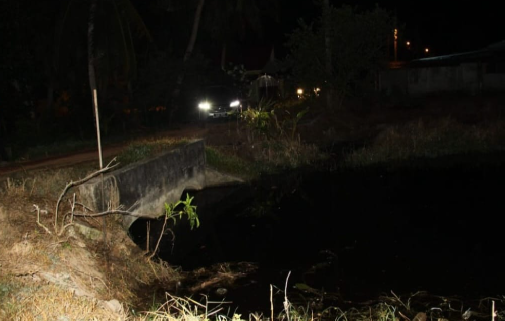 Seorang kanak-kanak perempuan enam tahun ditemui lemas dalam sebuah parit di Kampung Sungai Kajang Lama.