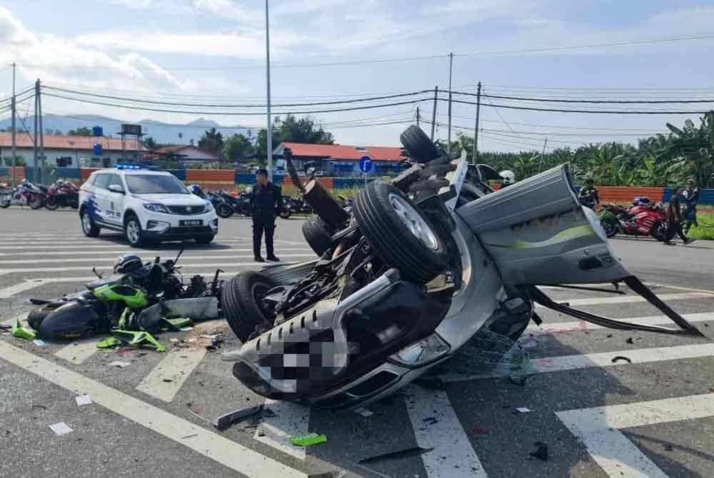 Motosikal berkuasa tinggi dan Perodua Kembara bertembung dan menyebabkan kedua-dua mangsa maut di lokasi Kilometer 11, Jalan Pan Borneo, Papar.