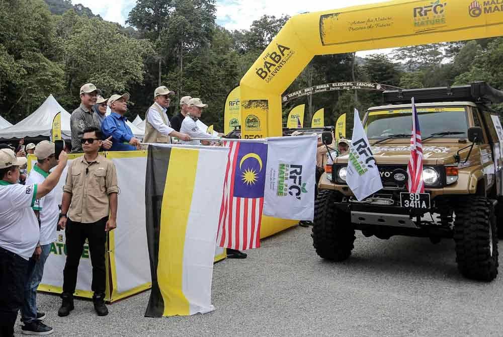 Anwarmelakukan flag-off para peserta pada majlis perasmian RFC Madani Care for Nature di Taman Eko Rimba Kledang Saiong pada Ahad. Foto Bernama