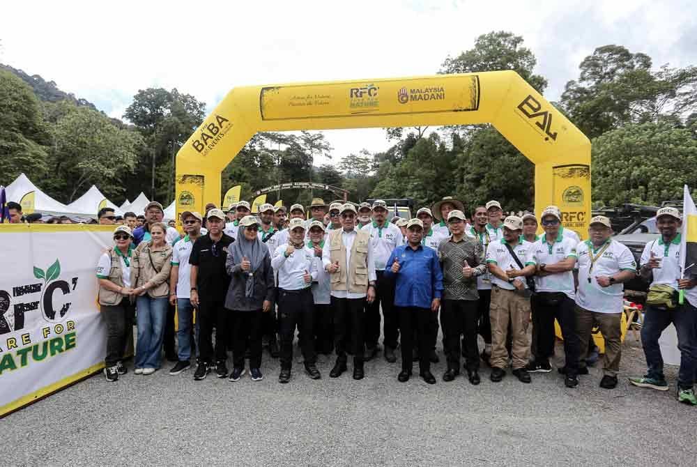 Anwar bersama para peserta RFC Madani Care for Nature di Taman Eko Rimba Kledang Saiong pada Ahad. Foto Bernama