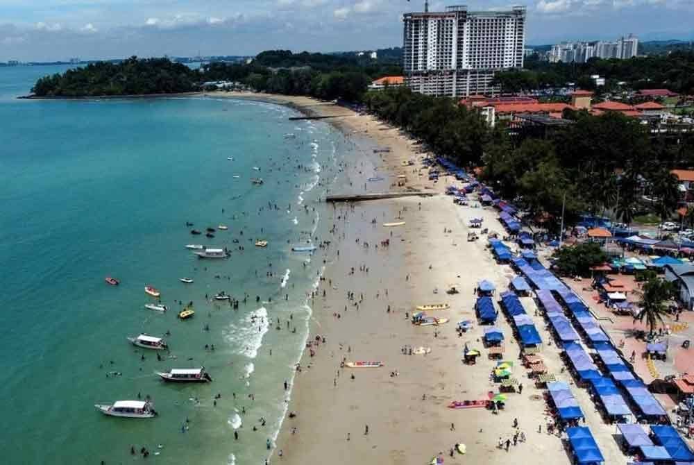 Deretan khemah biru di sepanjang Pantai Teluk Kemang. Foto Bernama