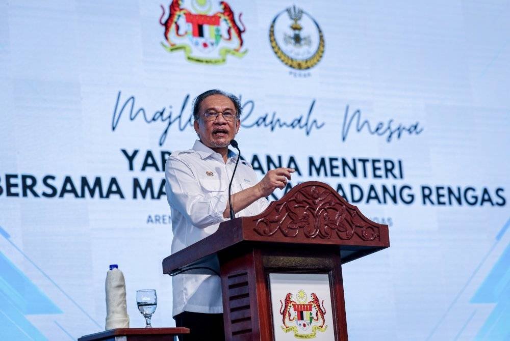 Anwar menyampaikan ucapan pada Majlis Ramah Mesra Perdana Menteri Bersama Masyarakat Padang Rengas di Arena Square Pekan Isnin pada Ahad. Foto Bernama