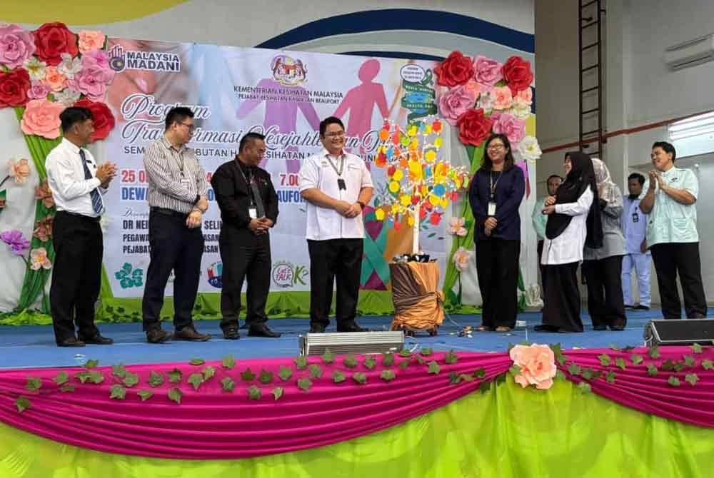 Dr Neilson (empat dari kiri) merasmikan Program Transformasi Minda Sempena Hari Kesedaran Mental Sedunia Tahun 2024 di Beaufort.