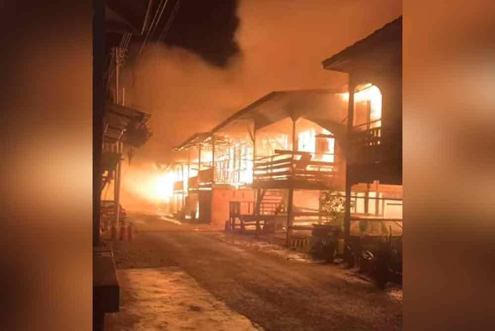 Seorang kanak-kanak rentung dalam kebakaran melibatkan 38 rumah di Kampung Jati, Batu 5, Tawau pada Ahad.