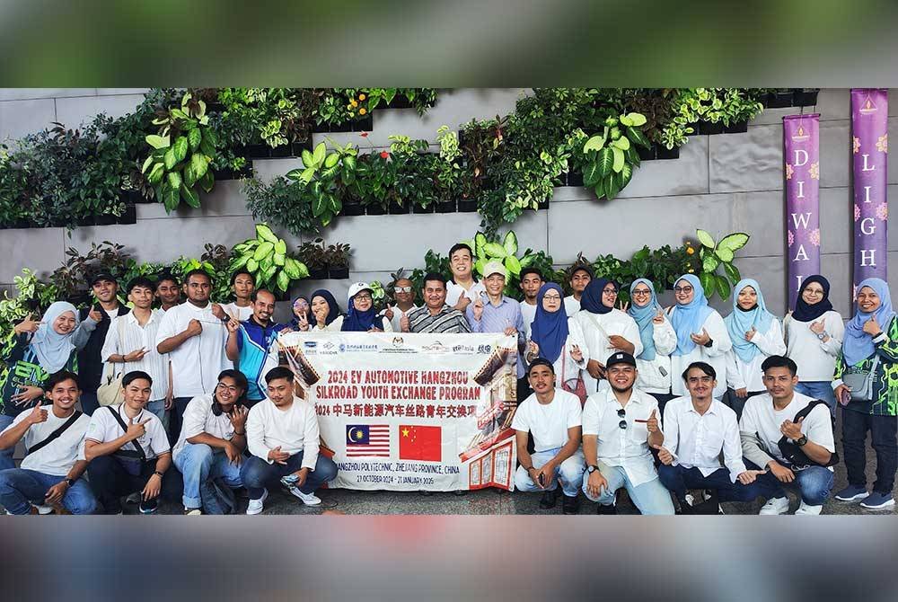 Sebanyak 21 peserta daripada tiga Politeknik Malaysia menyertai EV Automotive Hangzhou Silk Road Youth Exchange Programme, anjuran PSAS bermula hari ini hingga 21 Januari 2025. - Foto: FB Politeknik Sultan Azlan Shah