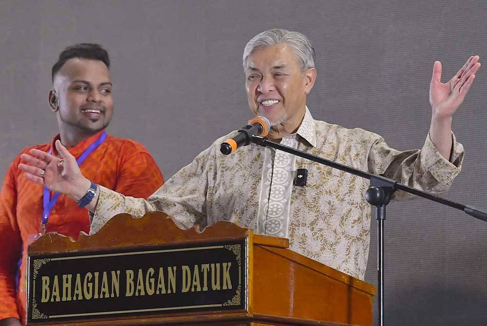 Ahmad Zahid ketika berucap pada majlis sambutan Deepavali peringkat Parlimen Bagan Datuk di Kompleks UMNO, Bagan Datuk hari ini. - Foto: Bernama