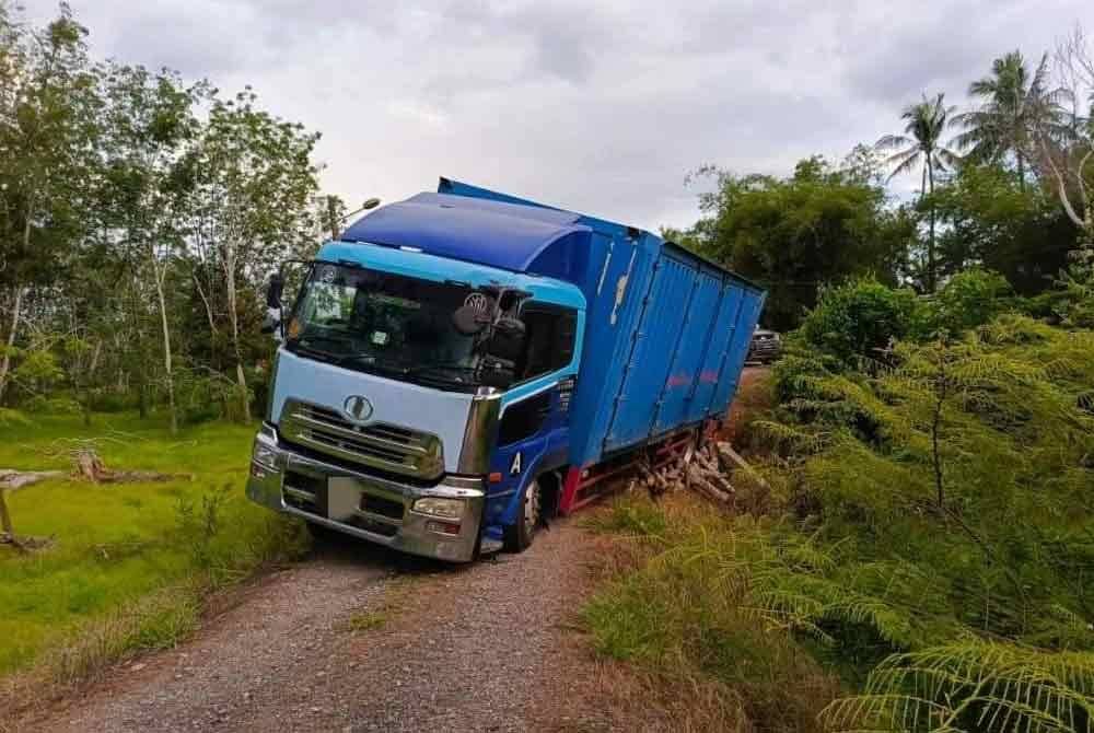 Sebuah lori jenis Nissan ditemukan terbabas di tepi jalan didapati membawa 18,700 minyak masak peket dipercayai untuk diseludup ke negara jiran.