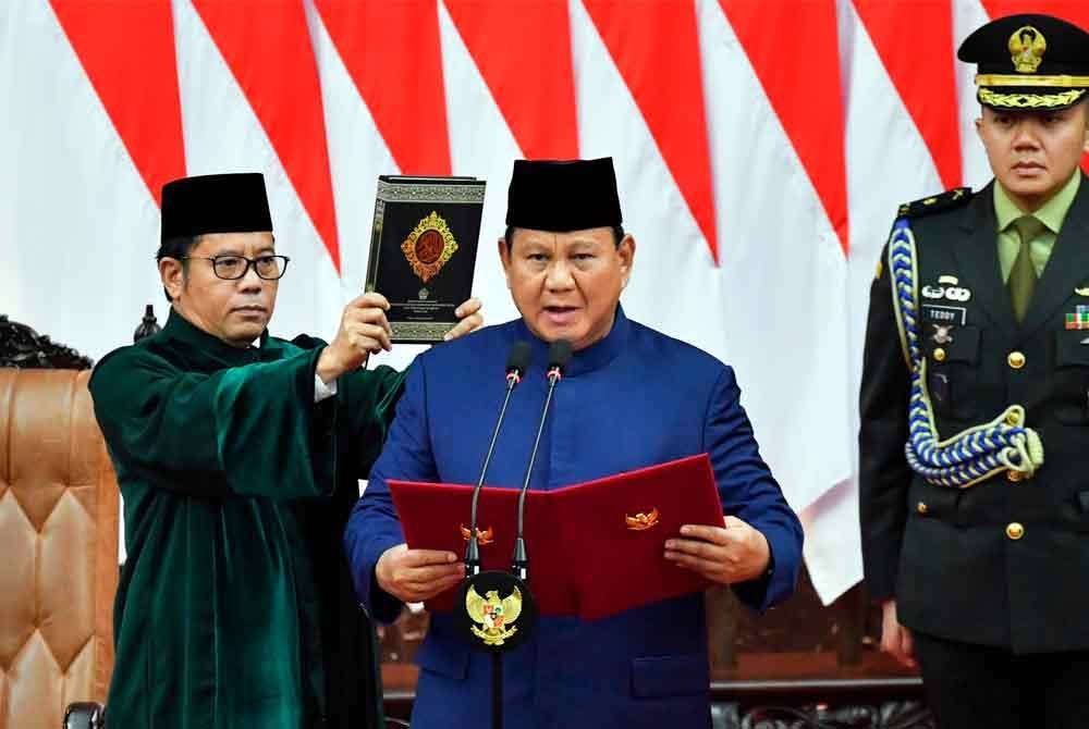 Prabowo ketika mengangkat sumpah jawatan selaku presiden baharu Indonesia di bangunan Majlis Permusyawaratan Rakyat, Jakarta pada 20 Oktober lalu. Foto Bernama