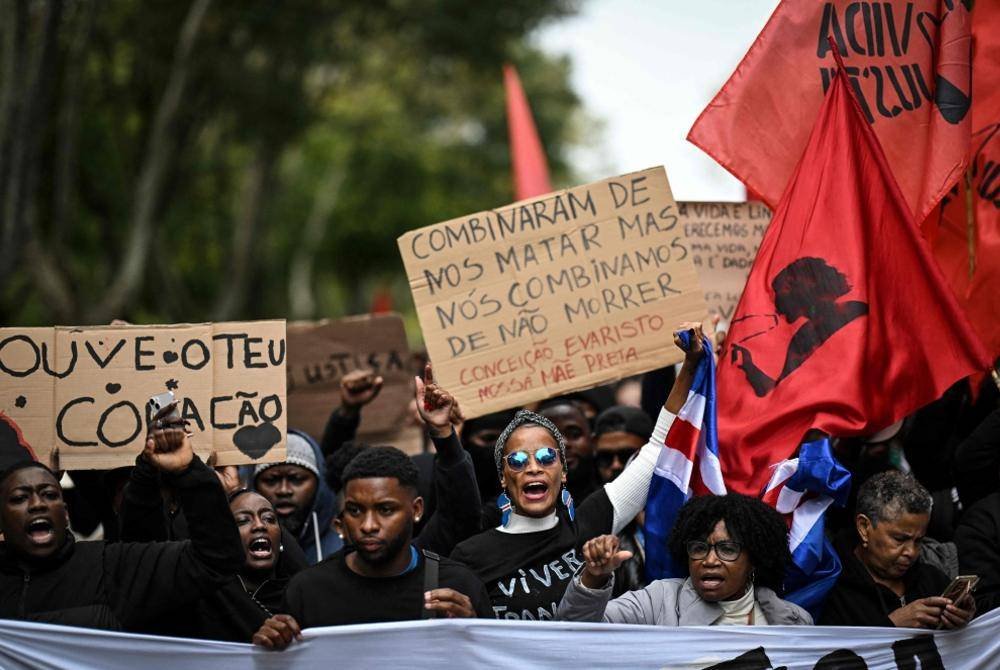 Orang ramai mengadakan demonstrasi menentang penggunaan kekerasan dan perkauman oleh polis berikutan kematian seorang lelaki kulit hitam di Lisbon pada 26 Oktober lepas. Foto AFP