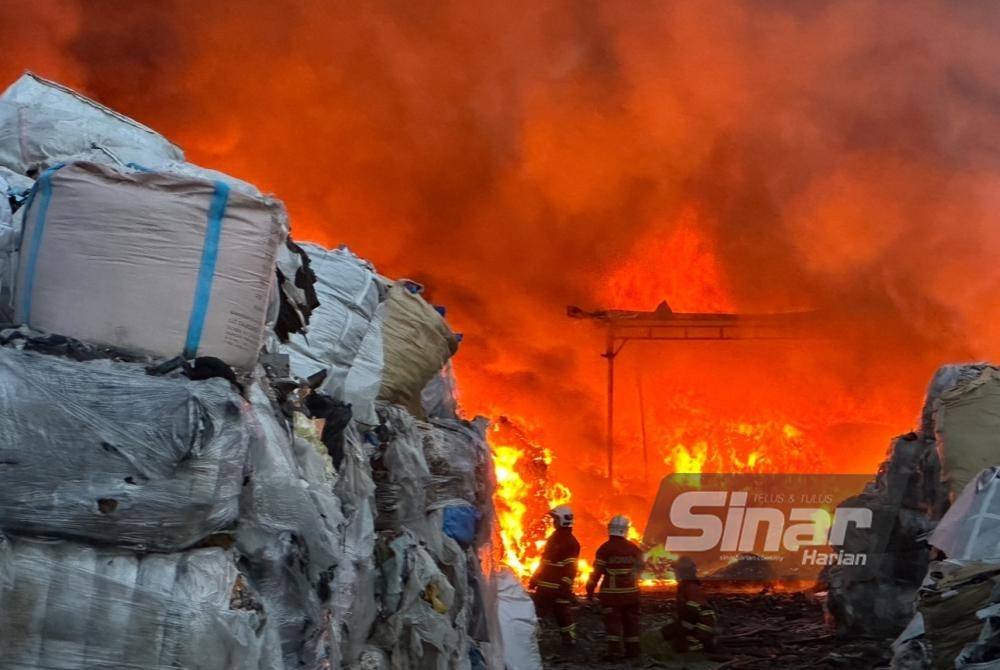 Operasi pemadaman sukar kerana barangan mudah terbakar menyebabkan api merebak cepat, selain tekanan air rendah.