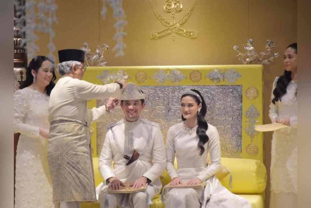 Al-Sultan Abdullah menjalankan upacara meletak Pancabicara di atas kepala pasangan pengantin. Foto Kesultanan Pahang