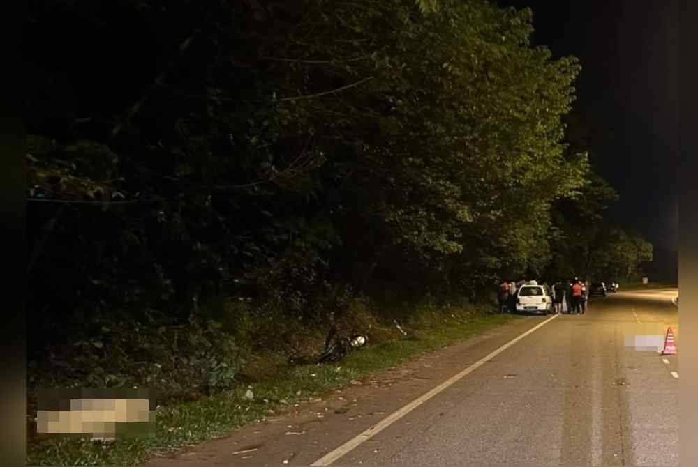 Dua penuntut Polisas maut selepas motosikal yang ditunggangi dipercayai hilang kawalan sebelum terbabas dan terjatuh di Jalan Pintasan Kuantan berdekatan Loji Rawatan Air Semambu di sini pada pagi Isnin. Foto Polis Trafik Kuantan