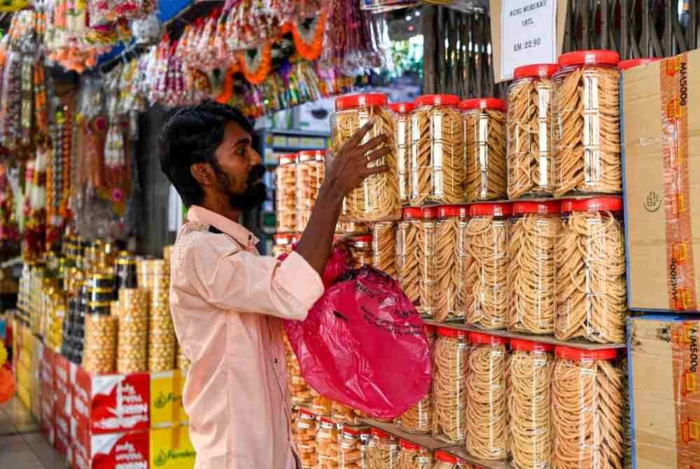 Peniaga A Justin dilihat sibuk menyusun balang muruku untuk dijual kepada pelanggan sebagai persiapan akhir untuk menyambut perayaan Deepavali di Jalan Yam Tuan atau lebih dikenali dengan gelaran Little India Seremban. Foto Bernama