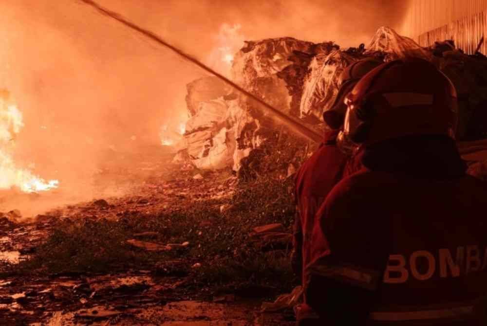 Anggota bomba berusaha memadam kebakaran melibatkan barangan kitar semula sejak Ahad. Foto ihsan JBPM