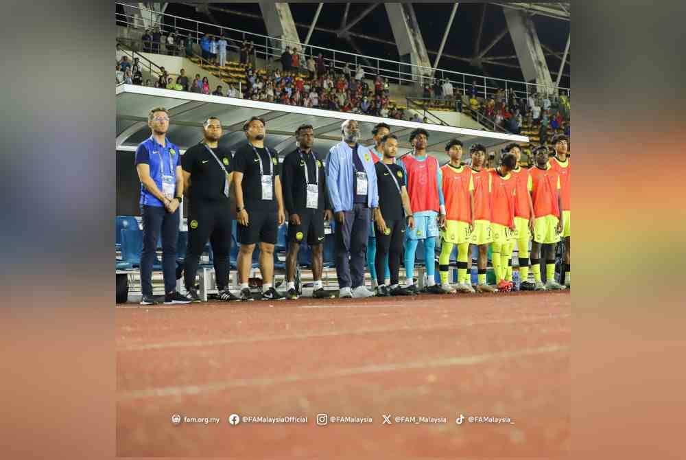 Christopher (lima dari kiri) bersama barisan kejurulatihan dan pemain skuad B-17 negara. Foto Football Association of Malaysia