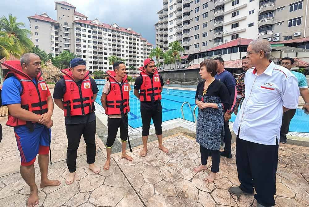 (Dari kanan) Haziz dan Nicole berjumpa dengan perseta kursus menyelamat di air yang diadakan di sebuah hotel di Port Dickson