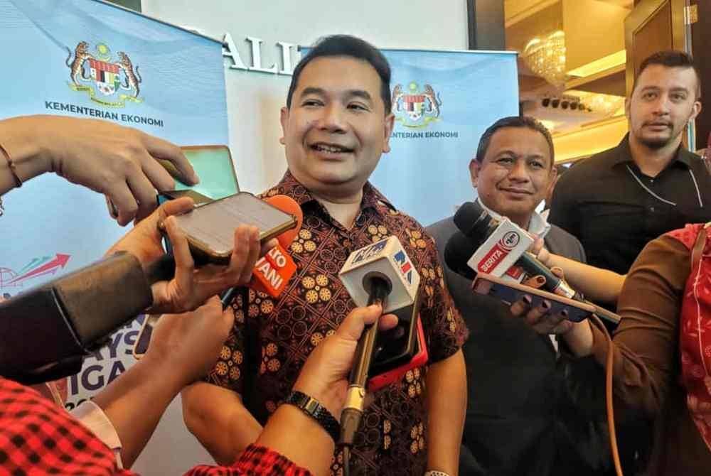 Rafizi (tengah) ketika diremui pemberita selepas Sesi Libat Urus RMK13 di Banda Hilir, Melaka pada Isnin.