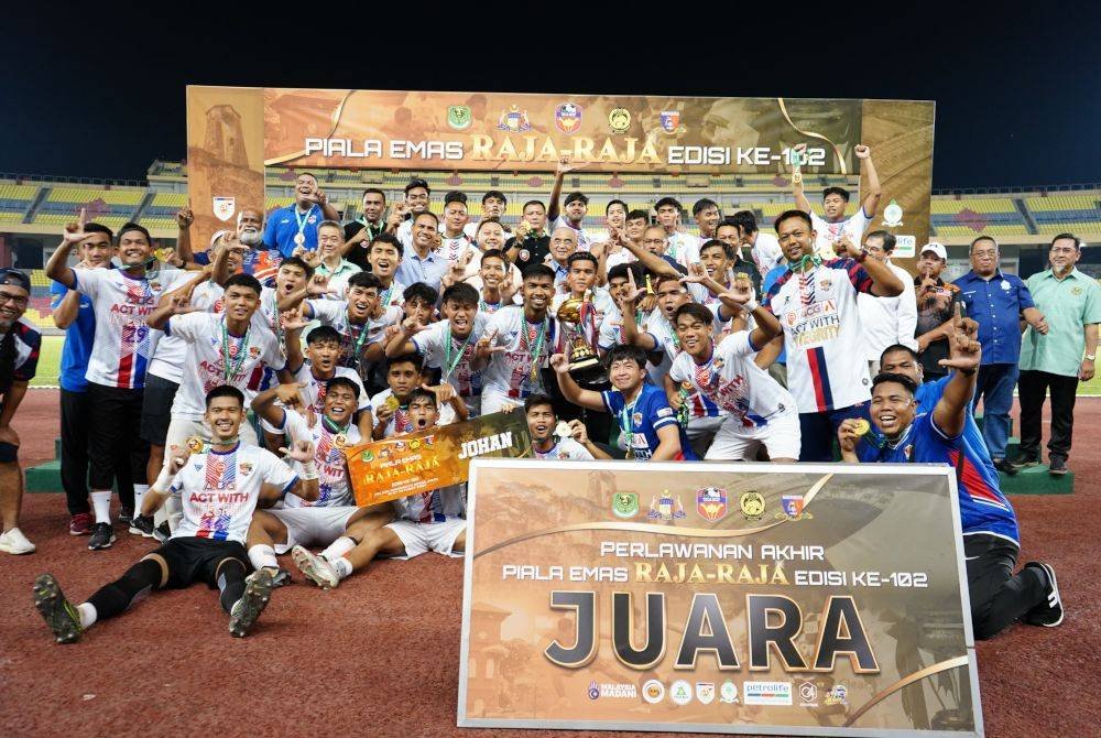 Pemain-pemain SPRM ACEIO meraikan kejayaan menjulang kejuaraan Piala Emas Raja-Raja Edisi ke-102 . Foto Persatuan Bolasepak Melayu Melaka-Baru