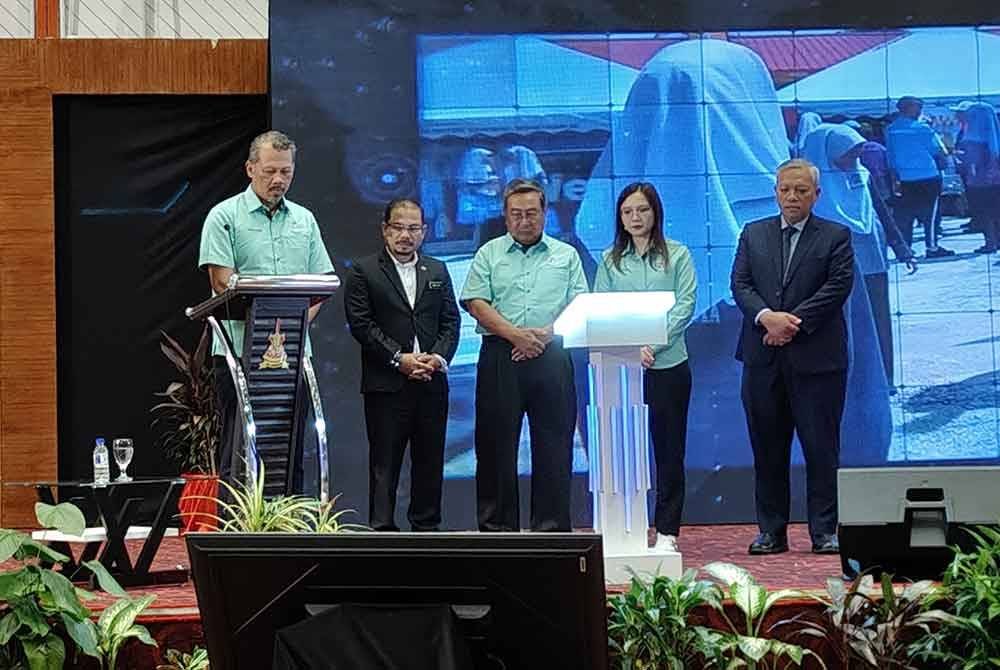 Jamaliah (dua dari kanan) bersama Setiausaha Kerajaan Negeri Selangor, Datuk Haris Kasim (tengah) ketika Majlis Perasmian Hari Psikologi dan Program Kaunselor Hab SeHAT di Dewan Jubli Perak SAAS pada Isnin