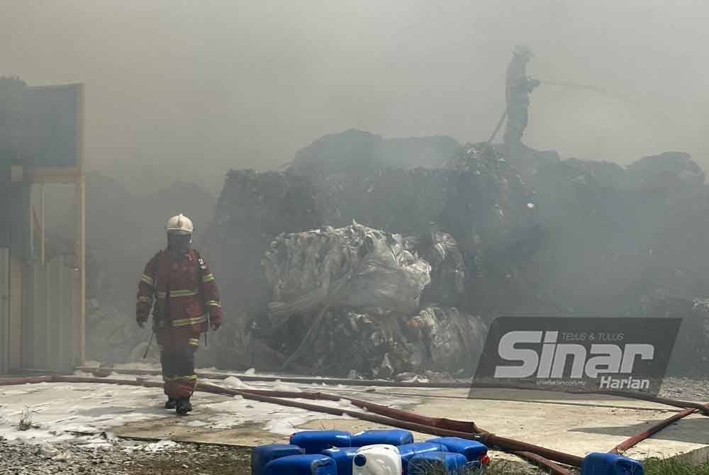 Anggota bomba masih bertungkus lumus memadamkan kebakaran barangan kitar semula di Kawasan Perindustrian Pengkalan Chepa 2, Kota Bharu.