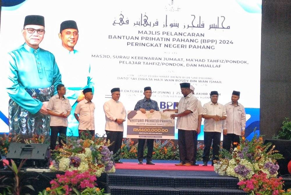 Wan Rosdy menyampaikan Bantuan Prihatin Pahang kepada wakil kluster maahad tahfiz di Dewan Jubli Perak Sultan Haji Ahmad Shah pada Isnin.