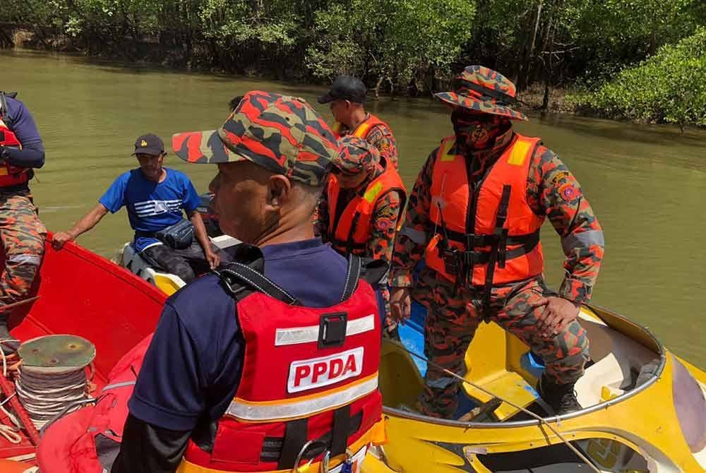 Pasukan bomba melakukan operasi SAR mencari mangsa yang hilang di Sungai Tatulip berhampiran sebuah ladang kelapa sawit di Kalabakan, Tawau pada Isnin.