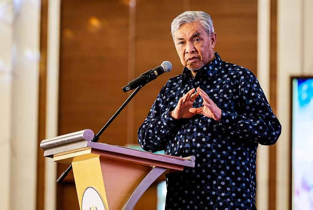 Timbalan Perdana Menteri yang juga Menteri Kemajuan Desa dan Wilayah Datuk Seri Dr Ahmad Zahid Hamidi ketika berucap pada Perasmian Penutup Konvensyen Ekonomi Gig Malaysia Madani, hari ini. Foto Bernama