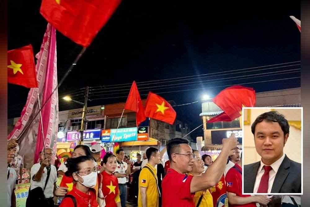 Bendera Vietnam turut dikibarkan pada Pesta Guan Gong di Johor. (Gambar kecil: Chee Yee)