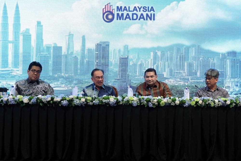  Perdana Menteri Datuk Seri Anwar Ibrahim ketika berucap pada Forum Ilmuan Malaysia MADANI Siri 2 di sebuah hotel malam ini. Foto Bernama