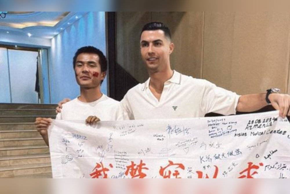 Gong (kiri) bergambar bersama Ronaldo di Riyadh, Arab Saudi. Foto Agensi