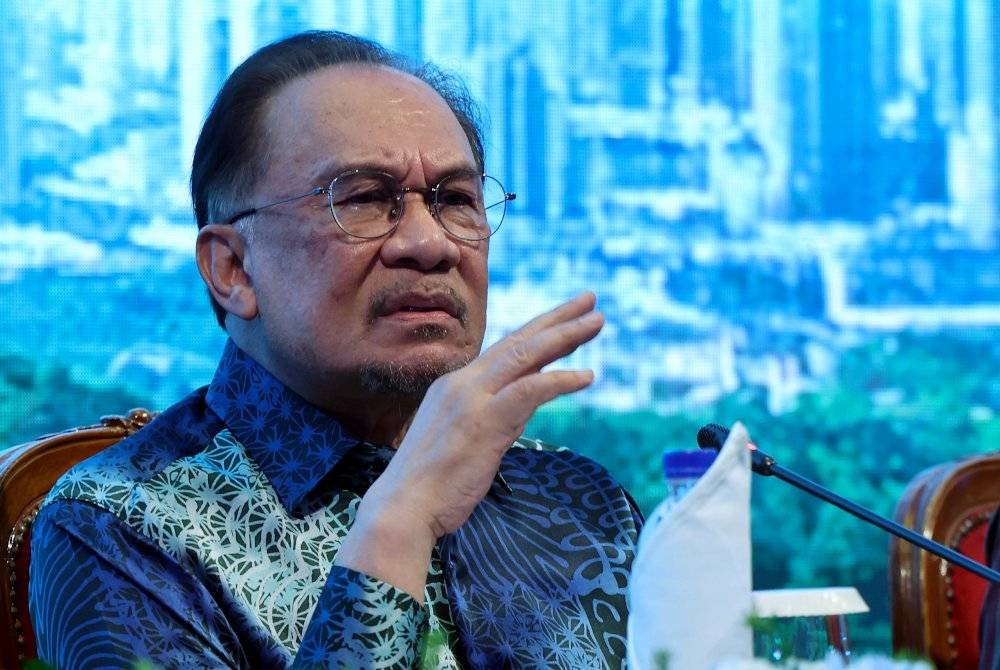 Perdana Menteri, Datuk Seri Anwar Ibrahim ketika berucap pada Forum Ilmuan Malaysia Madani Siri 2 di sebuah hotel malam ini. Foto Bernama