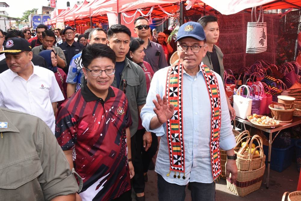 Ewon (kiri) bersama Perdana Menteri, Datuk Seri Anwar Ibrahim meninjau reruai usahawan ketika hadir di HPPK 2023 di Buhavan Square, Penampang, Sabah.