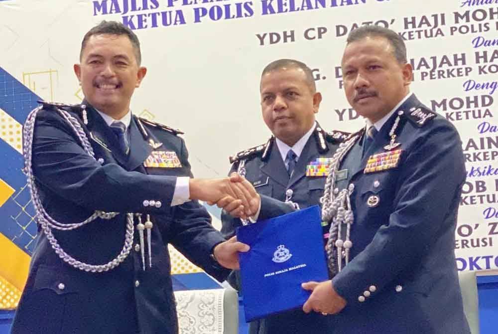 Mohd Yusoff (kanan) semasa sesi serah terima tugas sebagai Ketua Polis Kelantan yang disaksikan oleh Ayob Khan (tengah) di IPK kelantan pada Selasa.