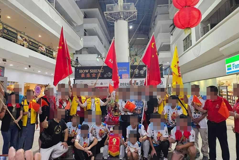 Gambar tular mengenai insiden bendera negara asing dikibarkan dalam acara perarakan festival budaya antarabangsa di Sentosa, Johor Bahru.