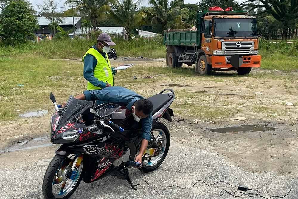 Unit Kenderaan Bermotor JAS melakukan pemeriksaan pada sebuah motosikal dalam operasi Penguatkuasaan Bunyi Bising Motorsikal pada Isnin.